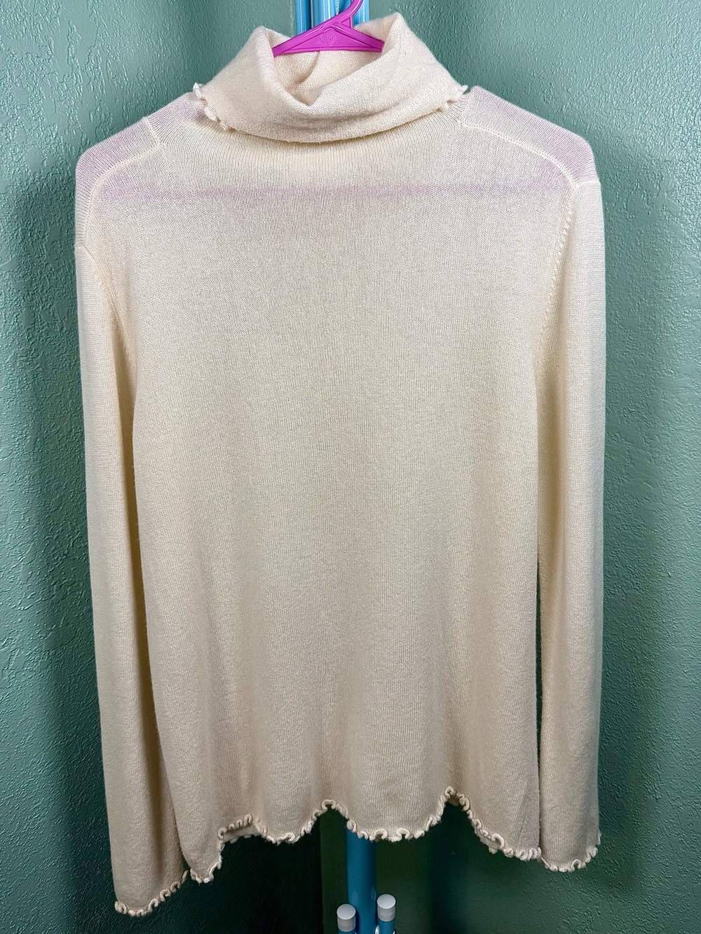 Like New Tuckernuck Allude Cream Scalloped  t Edge 100% Cashmere Sweater Size M